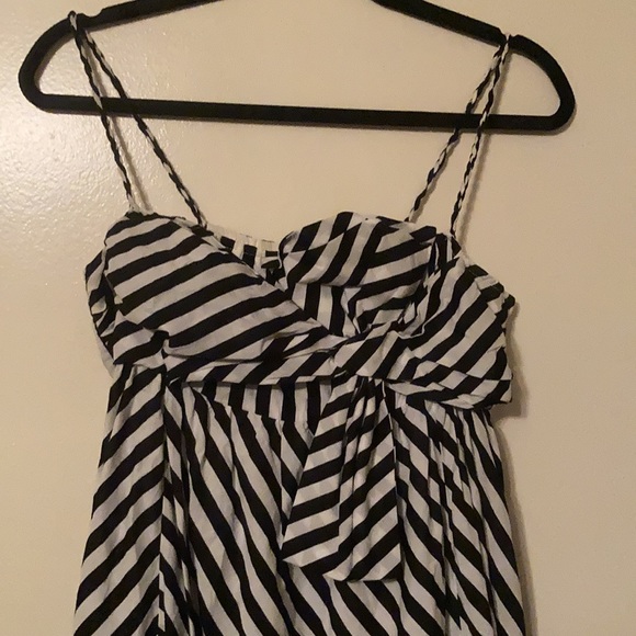 Black and white striped gown - Picture 2 of 4